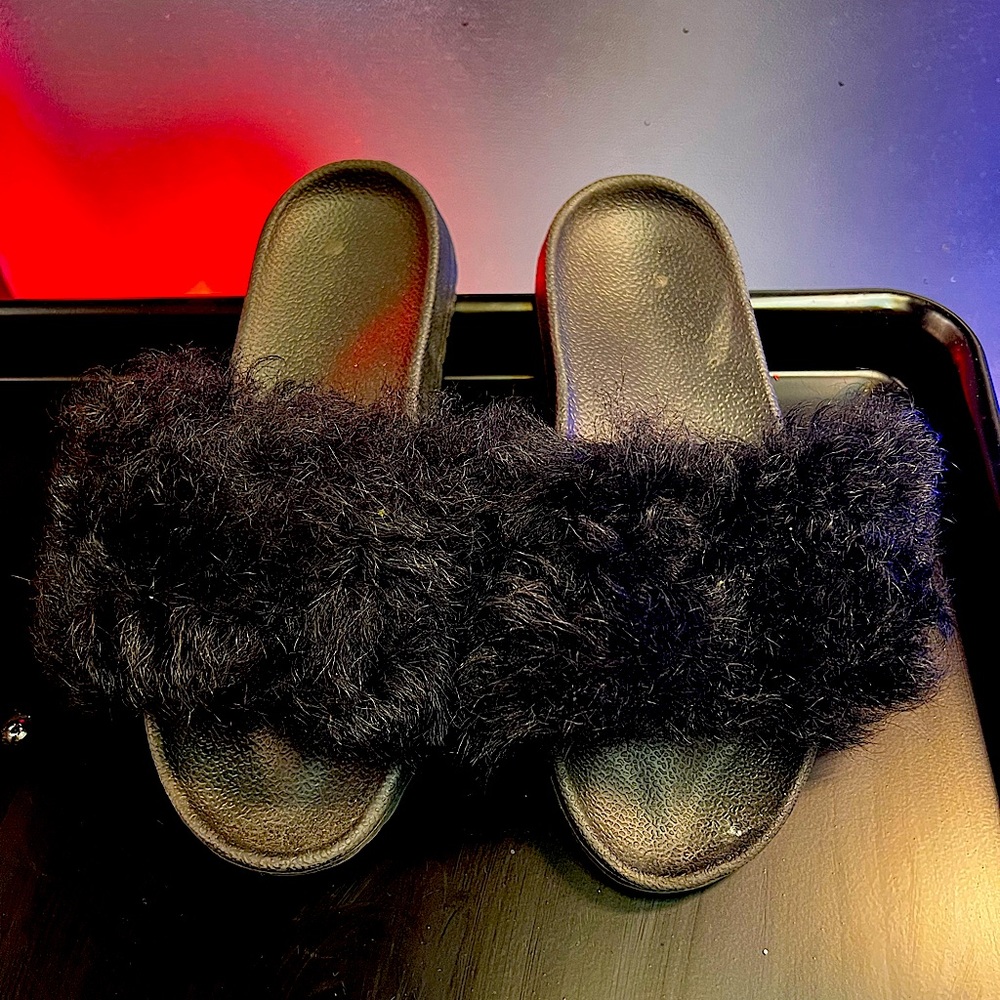 UGG Slippers Size 6